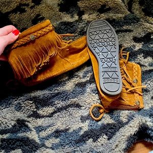 Minnetonka boots. 6.5